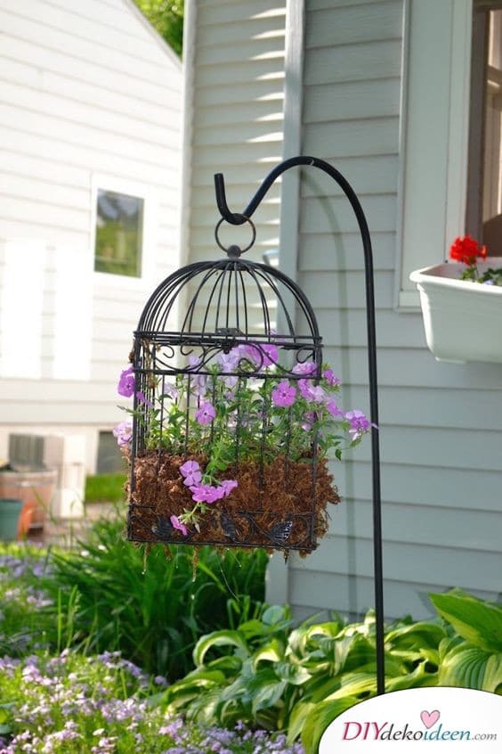 Bepflanzter Vogelkäfig - Frühlingsdeko für die Terrasse