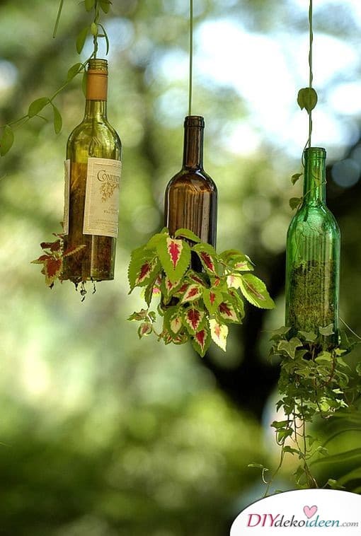 Frühlingsdeko im Garten – Bepflanzte Weinflaschen