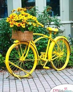 Frühlingsgartendeko – Fahrrad mit Blumenkorb