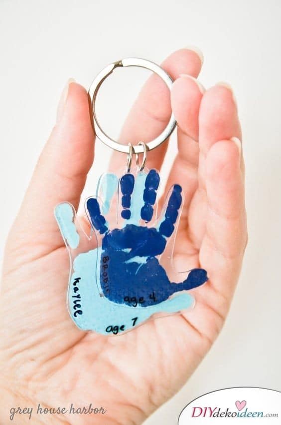 Schlüsselanhänger mit Handabdrücken der Enkelkinder