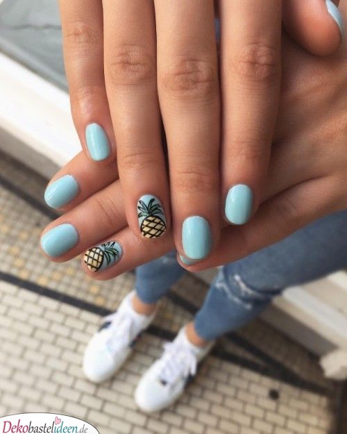 Summer nail with pineapple motif 