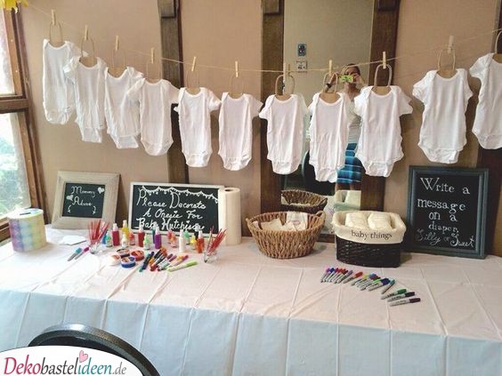 Baby Shower Party Ideen – Büfett mit Stramplern dekoriert