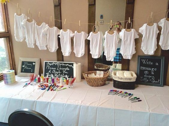 Baby Shower Party Ideen – Büfett mit Stramplern dekoriert