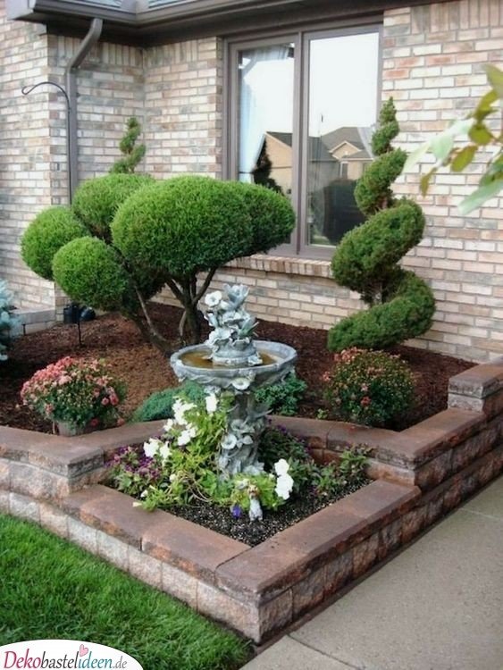 Gardening shaped with carved bushes 