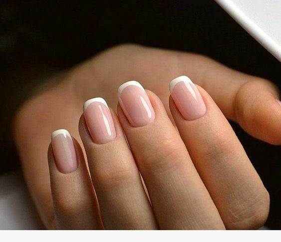 Eine einfache Maniküre - Nageldesign French