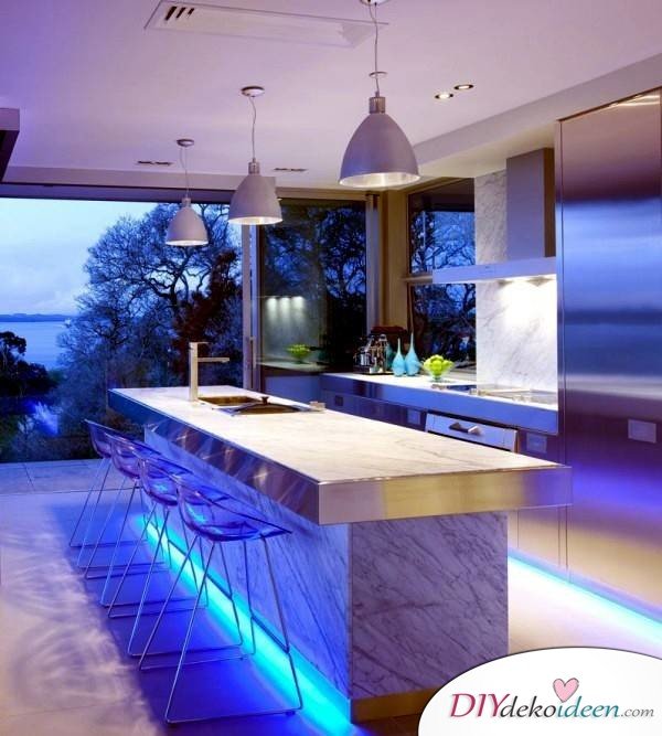 Viel Licht für die Küche mit Deckenleuchten und Lichtschläuchen