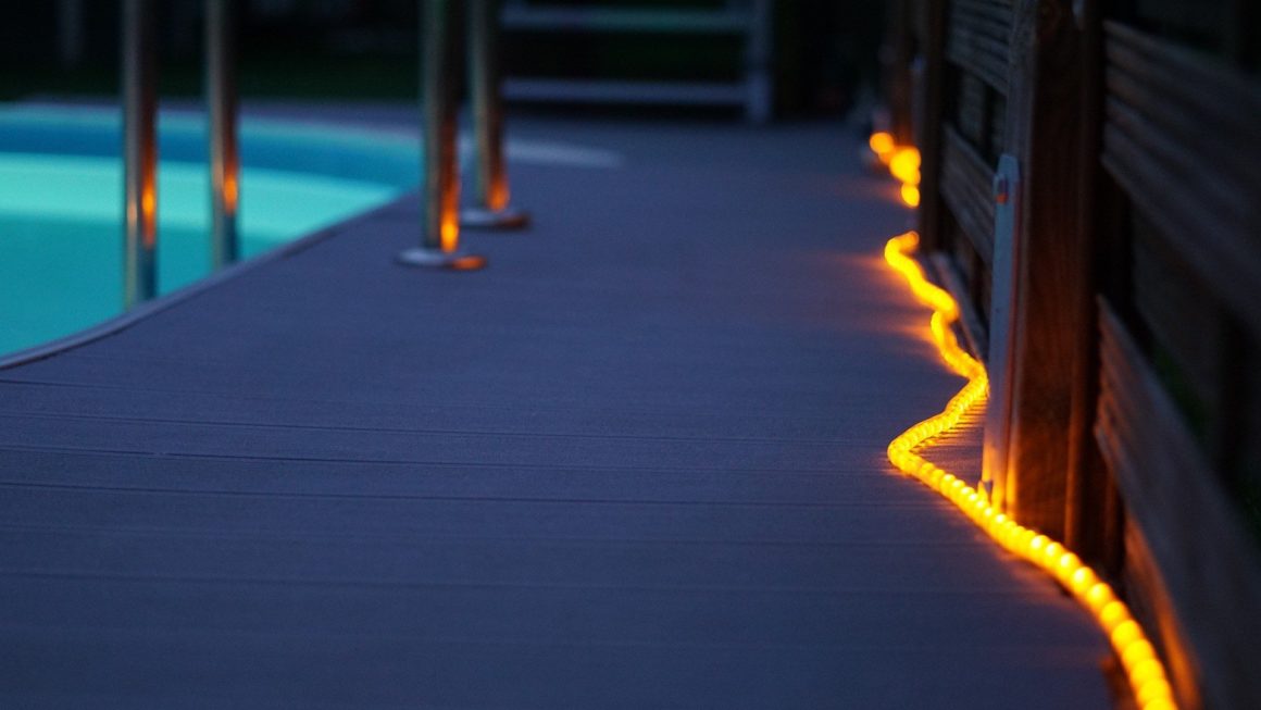 Outdoor-Lichtschläuche brauchen einen Stromanschluss. Sie dienen nicht nur zur Deko, sondern können auch Wege beleuchten.