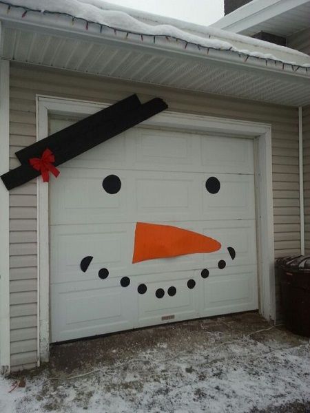 Bemale deine Garagentür mit dem Gesicht eines Schneemanns
