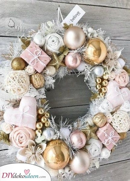 Einen Weihnachtskranz selber machen aus Pink, Weiß und Gold