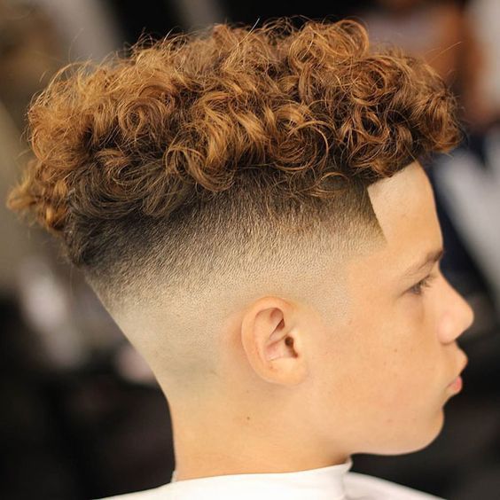 Frisuren für Jungs mit lockigen Haaren und einem fließenden Übergang