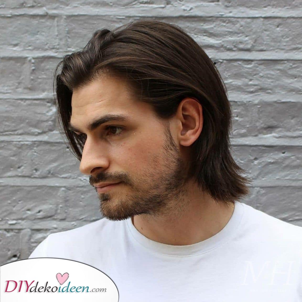 Etwas längere, stylische Frisur für Männer mit mittellangen Haaren