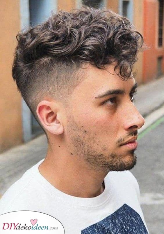 Ein stylischer Übergang – Stilvolle Frisuren für Männer mit lockigem Haar