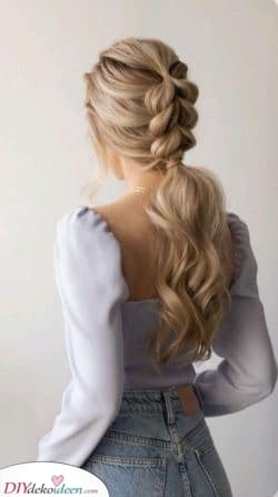 Ein geflochtener Pferdeschwanz ist eine von vielen tollen Frisuren für Frauen mit langen Haaren