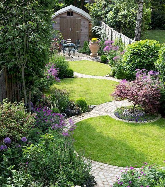 Einen kleinen Garten gestalten mit Blumen