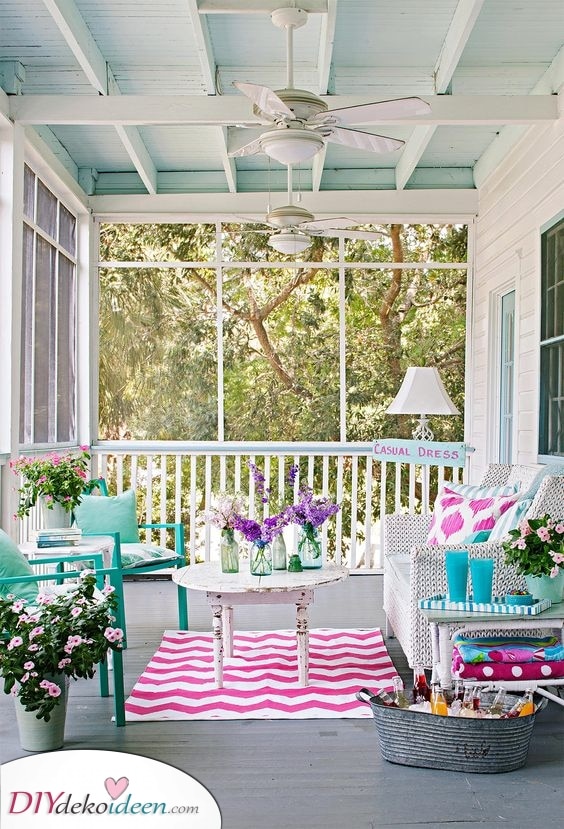 Mit hübschem Pastell kannst du selbst eine kleine Terrasse gemütlich gestalten.
