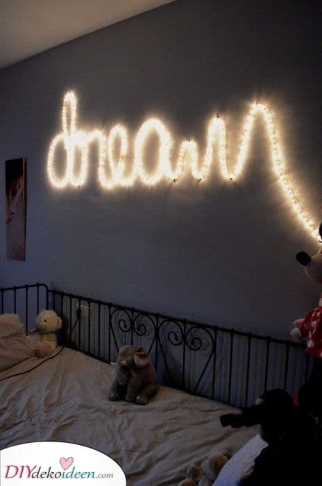 Ein Wort bilden – Indirekte Beleuchtung im Schlafzimmer
