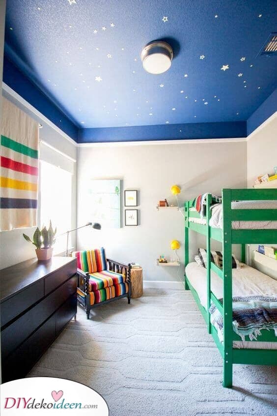 Für besonders moderne Babyzimmer für Jungen kannst du die Decke einfach selbst bemalen!