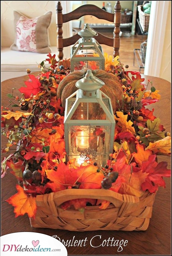 Herbst-Tischdeko mit Kürbissen und Weinreben
