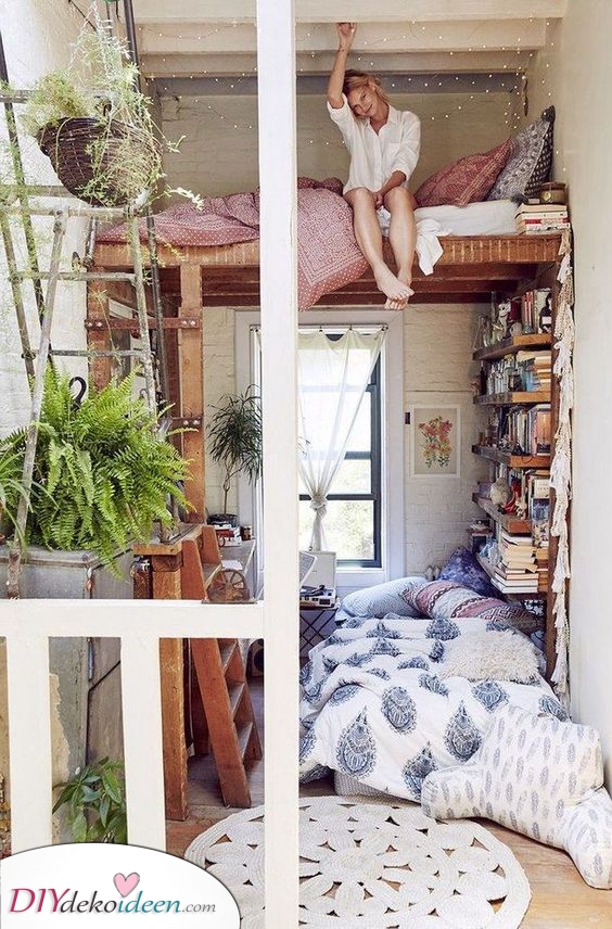 Ein Schlafzimmer mit einer Bibliothek