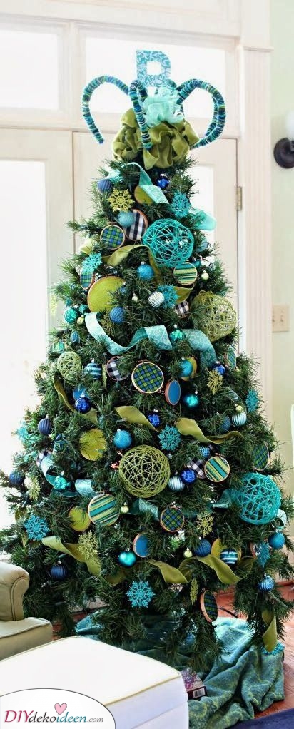 Ein stylisches Türkis ist eine unkonventionelle Farbe für Weihnachtsbaum-Dekoration, bringt aber garantiert jeden zum Staunen!