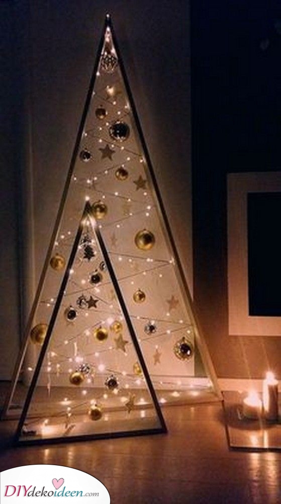 Mit modernen dreieckigen Dekoelementen einen Weihnachtsbaum schaffen