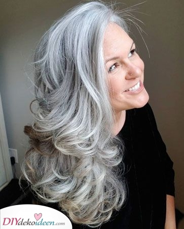 Schöne Locken - Frisuren für 50-jährige Frauen mit langen Haaren