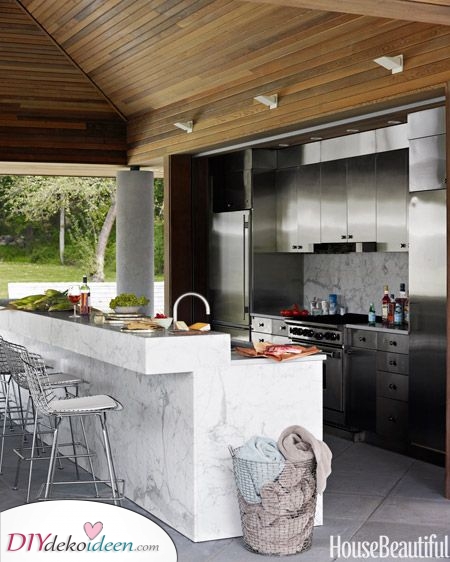 Wunderschöner Marmor ist das perfekte Material für elegante Outdoorküchen-Ideen.