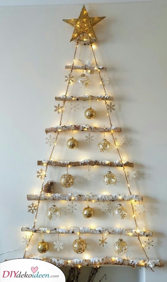 Ein rustikaler und selbstgemachter Wand-Weihnachtsbaum