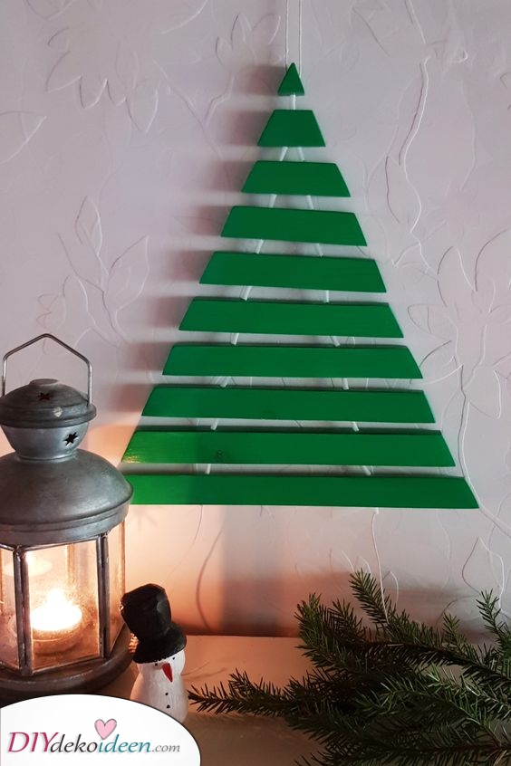Mit grünen Holzteilen Alternativen zum Weihnachtsbaum zaubern