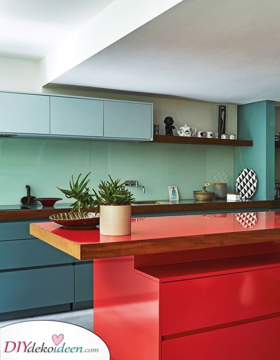 Moderne Landhausküchen mit einem bunten Farbenmix