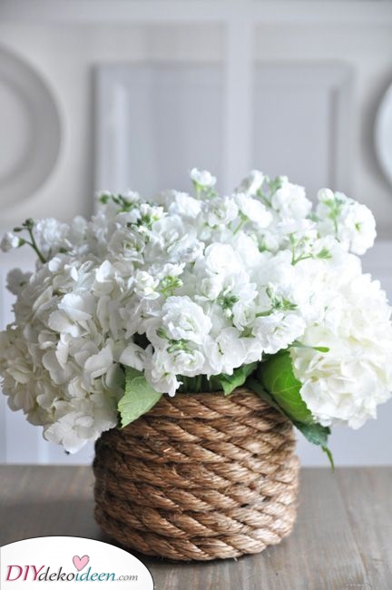 Mit Seil umwickelte Vase – Wunderschöne Tischdekoration im Sommer