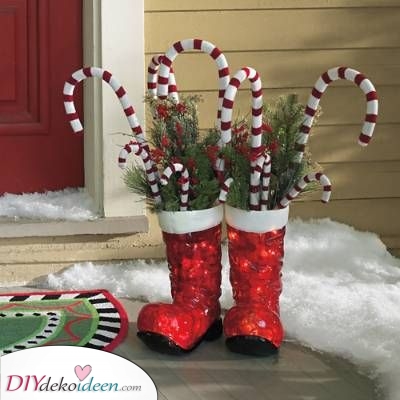 Ein leuchtendes Paar Stiefel – Hauseingang-Weihnachtsdeko für draußen selber machen war noch nie so einfach!