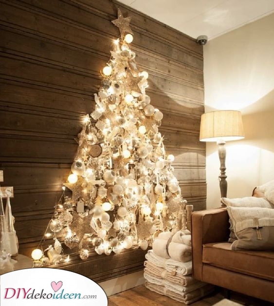 Weiß und Gold – Weihnachtsbaumdekoration an der Wand