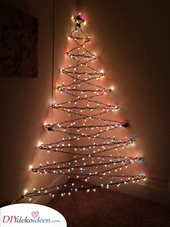 Mehrfarbige Lichter – An der Wand hängender Weihnachtsbaum