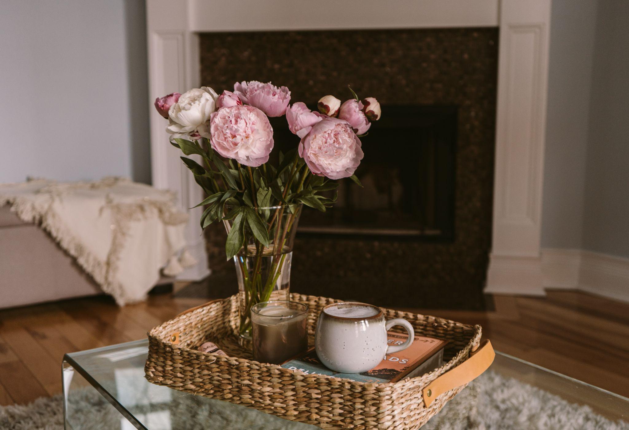 Blumen, Decken und ein Wohnzimmerteppich machen dein Wohnzimmer gemütlicher