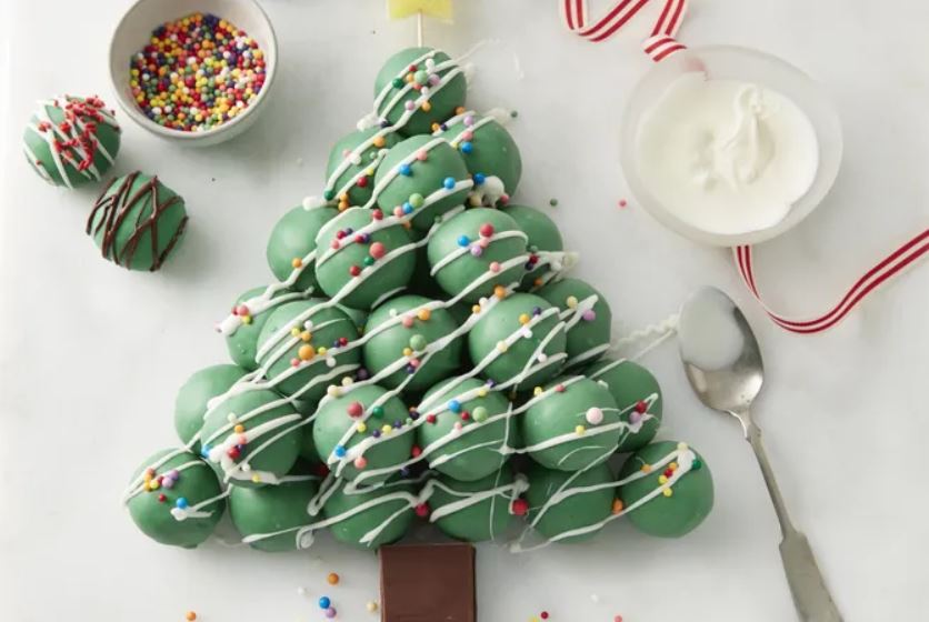 Kreativer Weihnachtsbaum aus Zuckerguss-Kugeln: Süße und festliche Dekoration