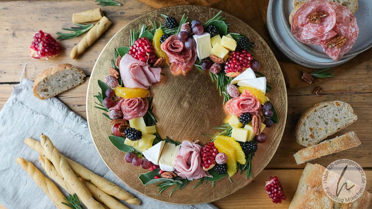 Weihnachtlicher Kranz aus Vorspeisen: Eine festliche und elegante Präsentation