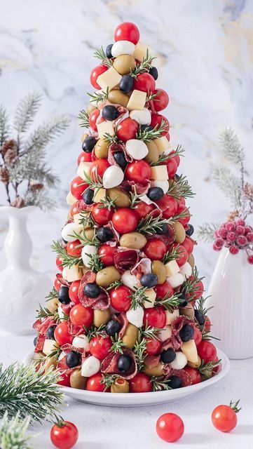 Essbarer 3D-Weihnachtsbaum: Kreative Dekoration aus Obst, Gemüse und Käse