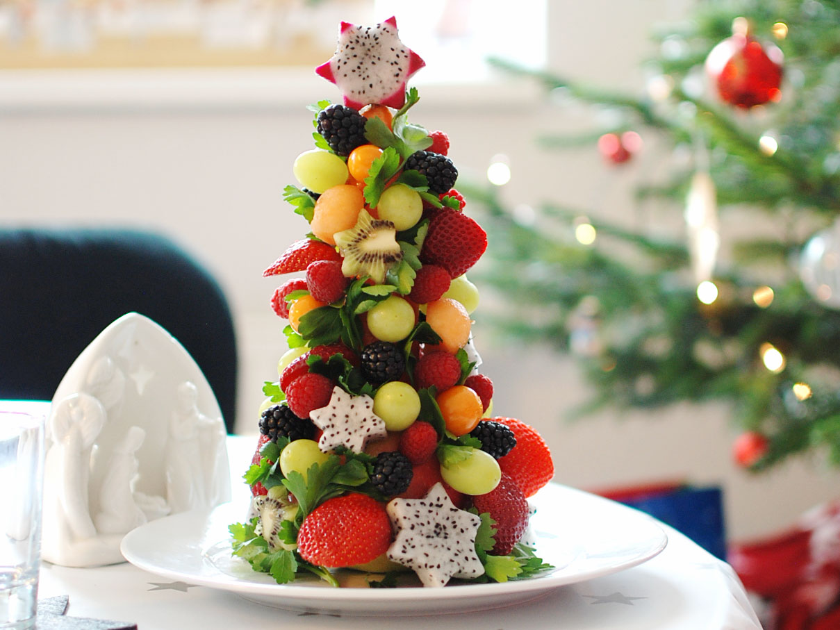 Essbarer 3D-Weihnachtsbaum: Kreative Dekoration aus Obst, Gemüse und Käse